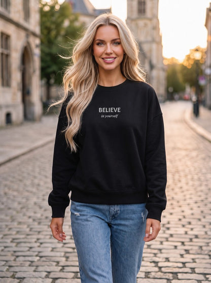 Juodas moteriškas džemperis su siuvinėtu užrašu „Believe in Yourself“