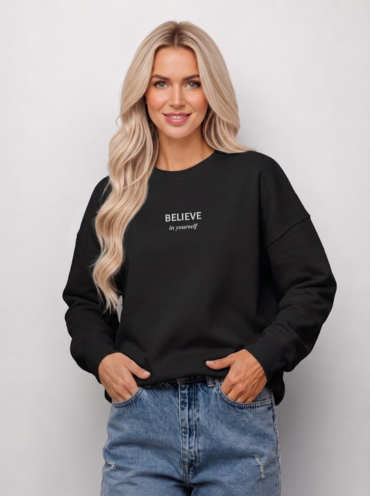 Juodas moteriškas džemperis su siuvinėtu užrašu „Believe in Yourself“