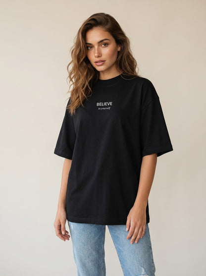 Ilgesnio laisvo modelio juodi oversize marškinėliai moterims su siuvinėtu užrašu „Believe“