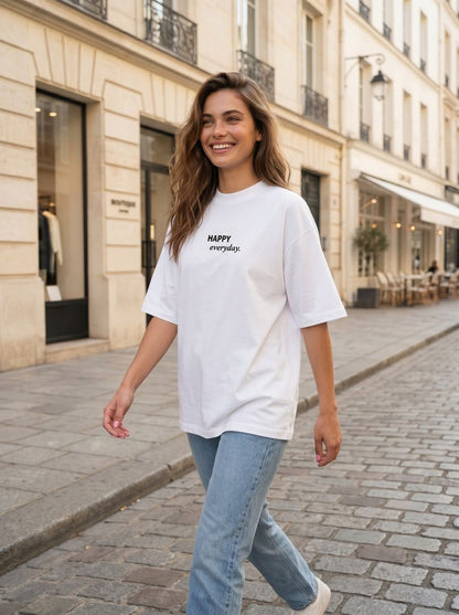 Laisvo stiliaus balti oversize marškinėliai moterims su siuvinėtu užrašu „HAPPY everyday.“ 