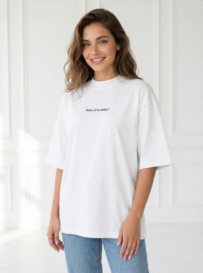Balti laisvo modelio oversize marškinėliai moterims su subtiliu juodu tekstu ant krūtinės.
