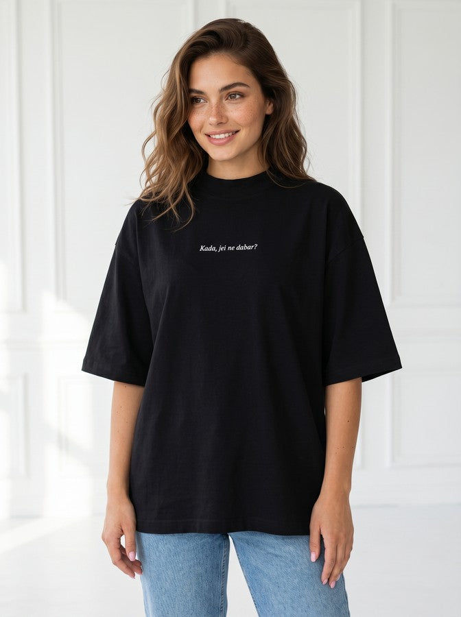 Juodi laisvo kirpimo oversize marškinėliai moterims su užrašu „Kada, jei ne dabar?“ ant krūtinės.